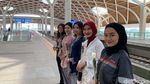 Hari Kartini, Petugas Kereta Whoosh Gunakan Kebaya dan Bagikan Bunga