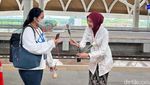 Hari Kartini, Petugas Kereta Whoosh Gunakan Kebaya dan Bagikan Bunga