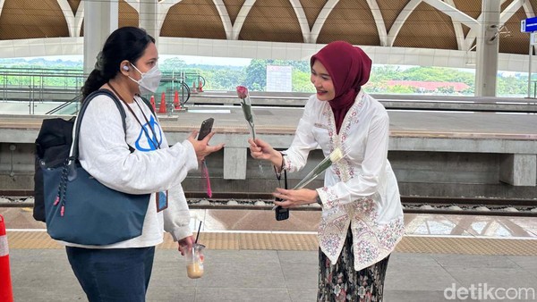 Hari Kartini, Petugas Kereta Whoosh Gunakan Kebaya dan Bagikan Bunga
