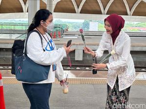 Hari Kartini, Petugas Kereta Whoosh Gunakan Kebaya dan Bagikan Bunga
