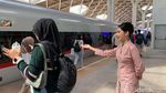 Hari Kartini, Petugas Kereta Whoosh Gunakan Kebaya dan Bagikan Bunga