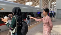 Hal ini dilakukan sebagai simbol kasih sayang dan penghormatan pada wanita. 