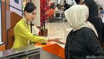 Hari Kartini, Petugas Kereta Whoosh Gunakan Kebaya dan Bagikan Bunga