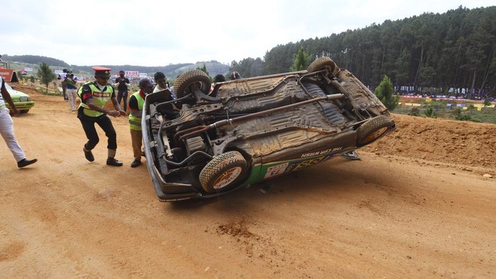 Horor Kecelakaan Balap Mobil di Sri Lanka, 7 Orang Tewas dan Puluhan Luka People gather around a car that had crashed into the spectators during the Fox Hill Supercross, a motor racing event organized by the Sri Lanka's army, in Diyatalawa, Sri Lanka, Sunday, April 21, 2024. (AP Photo/STR)