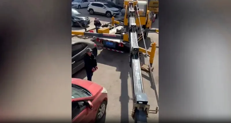 Ibu mertua sewa derek untuk menantu yang baru melahirkan.