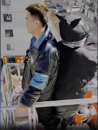 Ibu mertua sewa derek untuk menantu yang baru melahirkan.