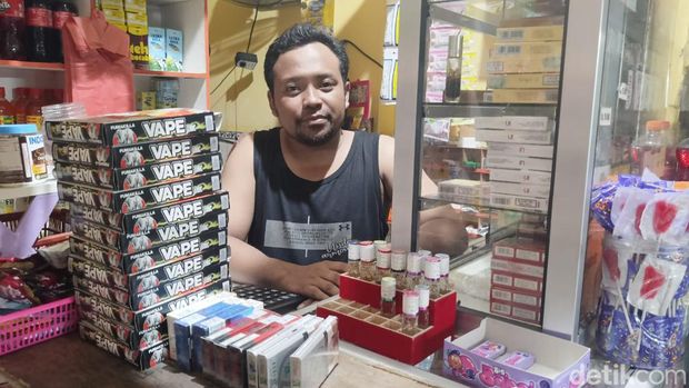 Imam Wasik pemilik warung Madura 'Toko Azril, di Jalan Trengguli, Penatih, Denpasar, Senin (22/4/2024). (Ni Made Lastri Karsiani Putri-detikBali)