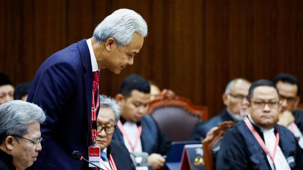 Losing presidential candidate Ganjar Pranowo bows to the judges as he attends the verdict on two challenges to the outcome of February's presidential election after losing candidates petitioned for a re-run and alleged the state had interfered in favour of winner Prabowo Subianto, at the Constitutional Court building in Jakarta, Indonesia, April 22, 2024. REUTERS/Willy Kurniawan