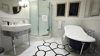 Kamar mandinya juga tidak kalah mewah, dilengkapi dengan shower dan bathtub.