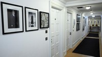 Lorong menuju kamar dihiasi dengan nuansa hitam putih yang juga elegan.