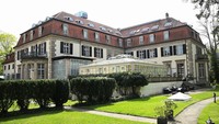 Pemandangan umum menunjukkan Schlosshotel im Grunewald, tempat tim sepak bola nasional Austria akan menginap untuk turnamen sepak bola EURO 2024 mendatang di Berlin, Jerman. Jerman menjadi tuan rumah turnamen ini yang berlangsung pada 14 Juni hingga 14 Juli 2024.