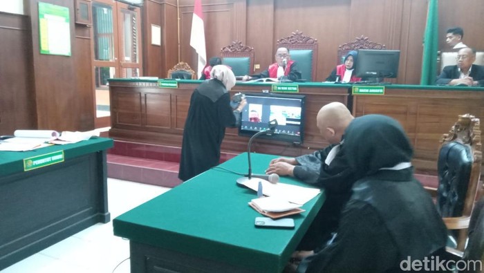 Jaksa Nurhayati menunjukkan barang bukti pada terdakwa yang hadir melalui Zoom