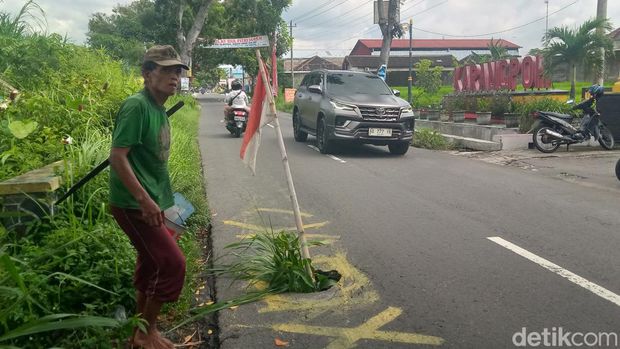 Jalan raya Penggung - Jatinom, Klaten bolong.