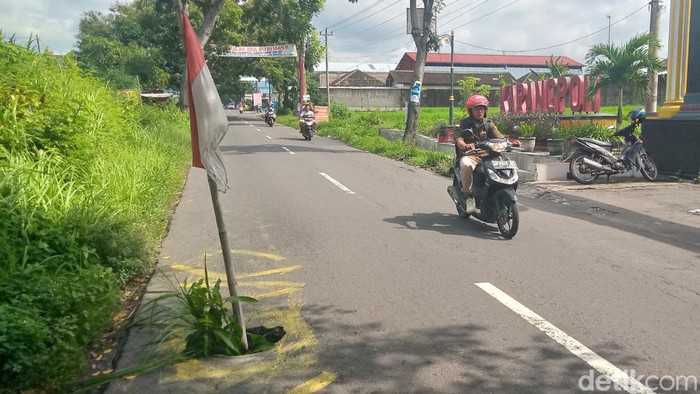 Jalan raya Penggung - Jatinom, Klaten bolong.