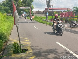 Jalan Penggung-Jatinom Klaten Bolong, Warga Pasang Bendera