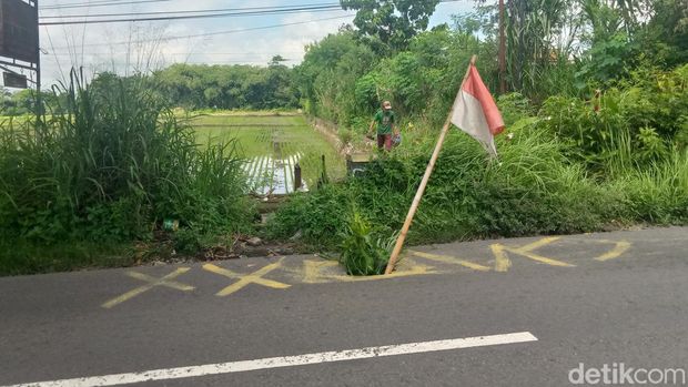Jalan raya Penggung - Jatinom, Klaten bolong.