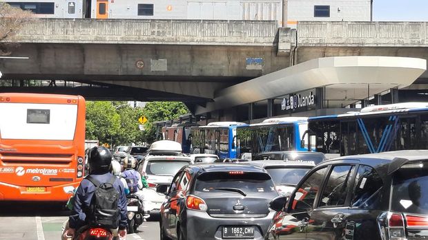 Jalan sekitar Gedung MK ditutup karena ada sidang putusan sengketa Pilpres, sejumlah ruas jalan alami kemacetan.