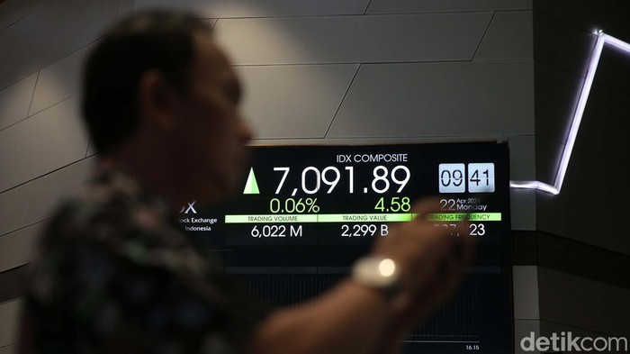 Jelang Putusan MK, IHSG Menguat Indeks Harga Saham Gabungan (IHSG) mengawali pekan ini dengan begitu cerah. IHSG dibuka dengan kokoh di zona hijau.