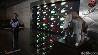 IHSG berada di level tertingginya pada level 7.113 dan terendahnya 7.094. Sebanyak 237 juta lembar saham diperdagangkan pagi ini dengan nilai Rp 283 miliar. 
