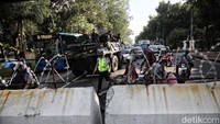 Pantauan detikcom di lokasi, Senin (22/4/2024) pukul 08.30 WIB, terlihat pembatas beton sudah berjejer di depan JPO Kementerian Pariwisata. Beton tersebut dilapisi kawat spiral.