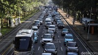 Sedangkan lalu lintas di Jalan Medan Merdeka Selatan ramai dilalui pengendara. Seluruh kendaraan bermotor dialihkan ke Jalan tersebut. Beberapa kendaraan lainnya juga ada yang melaju ke arah Bundaran HI.  