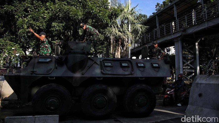 Jelang Sidang Putusan MK, Jalan Medan Merdeka Barat Arah Harmoni Ditutup Polisi menutup Jalan Medan Merdeka Barat arah Harmoni. Hal ini terkait adanya demo jelang pengumuman hasil sidang Mahkamah Konstitusi terkait Pilpres 2024.