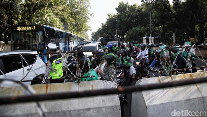 Jelang Sidang Putusan MK, Jalan Medan Merdeka Barat Arah Harmoni Ditutup Polisi menutup Jalan Medan Merdeka Barat arah Harmoni. Hal ini terkait adanya demo jelang pengumuman hasil sidang Mahkamah Konstitusi terkait Pilpres 2024.
