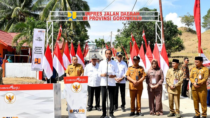 Jokowi meresmikan Inpres Jalan Daerah di Gorontalo.