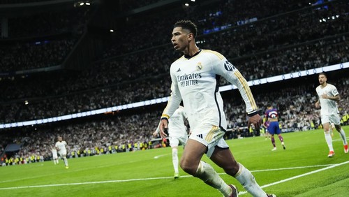 Real Madrids Jude Bellingham shoots the ball during the Spanish La Liga soccer match between Real Madrid and Barcelona at the Santiago Bernabeu stadium in Madrid, Spain, Sunday, April 21, 2024. (AP Photo/Jose Breton)