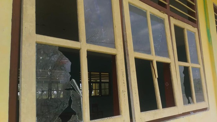 Kaca jendela SMA Negeri 5 Buru dirusak OTK.Dok SMA Negeri 5 Buru.  Dokumen Istimewa