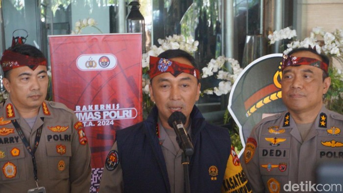 Kadiv Humas Polri Irjen Sandi Nugroho saat ditemui awak media di Hotel Wyndham Surabaya