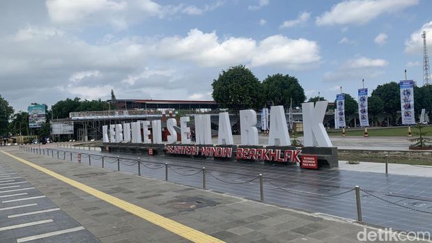 Kapal Mendoan di Alun-alun Kebumen, jawa Tengah