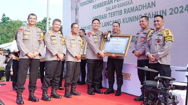 Kapolda Riau Irjen Iqbal memberi penghargaan