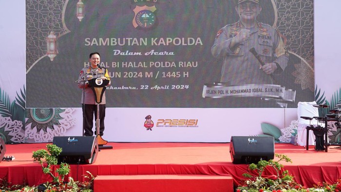 Kapolda Riau Irjen Mohammad Iqbal memberi penghargaan