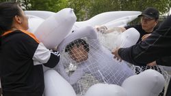 Karya Unik Seniman di China saat Peringati Hari Bumi Karya Unik Seniman di China saat Peringati Hari Bumi