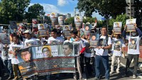 Mereka menilai putusan tersebut cacat hukum dan tidak adil.