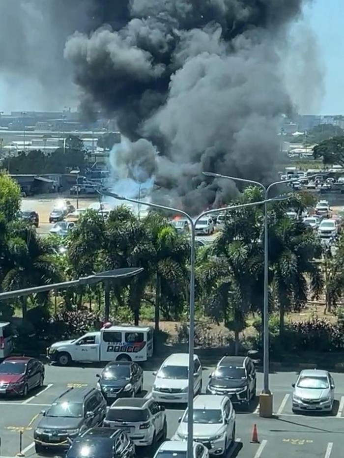 Kobaran Api Melanda Bandara Manila, Menghancurkan 19 Kendaraan