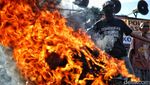 Kecewa Putusan MK, Massa Pendemo Bakar Ban di Kawasan Patung Kuda