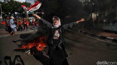 Kecewa Putusan MK, Massa Pendemo Bakar Ban di Kawasan Patung Kuda