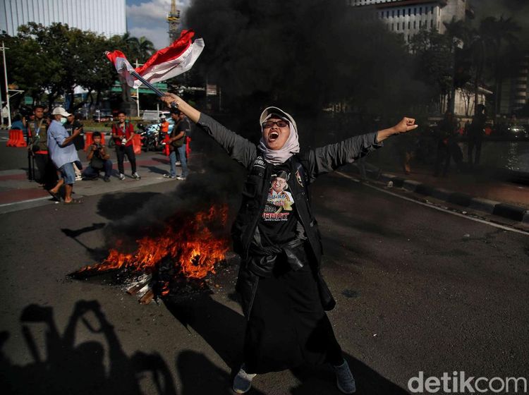 Kecewa Putusan MK, Massa Pendemo Bakar Ban di Kawasan Patung Kuda