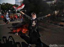 Kecewa Putusan MK, Massa Pendemo Bakar Ban di Kawasan Patung Kuda