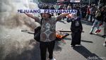 Kecewa Putusan MK, Massa Pendemo Bakar Ban di Kawasan Patung Kuda