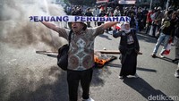 Aksi ini diiringi orasi dari berbagai kelompok yang menggelar unjuk rasa.  