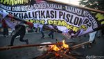 Kecewa Putusan MK, Massa Pendemo Bakar Ban di Kawasan Patung Kuda