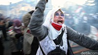 Seperti diketahui, sekelompok massa aksi yang menamakan diri Forum Bersama (Forbes) 01 dan 03 menggelar demo di kawasan Patung Kuda, Jakarta Pusat. Massa turut mendengarkan siaran langsung sidang sengketa Pilpres 2024 di MK melalui pengeras suara di mobil komando.  