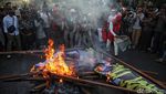 Kecewa Putusan MK, Massa Pendemo Bakar Ban di Kawasan Patung Kuda