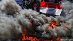 Kecewa Putusan MK, Massa Pendemo Bakar Ban di Kawasan Patung Kuda