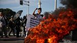 Kecewa Putusan MK, Massa Pendemo Bakar Ban di Kawasan Patung Kuda