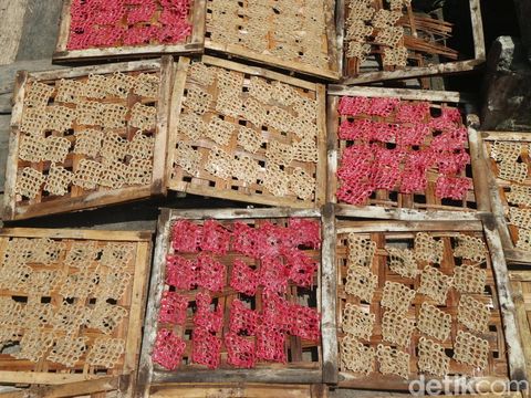 Kerupuk tayamum buatan warga Desa Ngaluran, Kecamatan Karanganyar, Kabupaten Demak, Senin (22/4/2024).