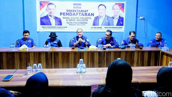 Ketua DPC Demokrat Palembang Yudha Pratomo menyampaikan pembukaan penjaringan Bacalon Wali Kota dan Wakil Wali Kota Palembang.